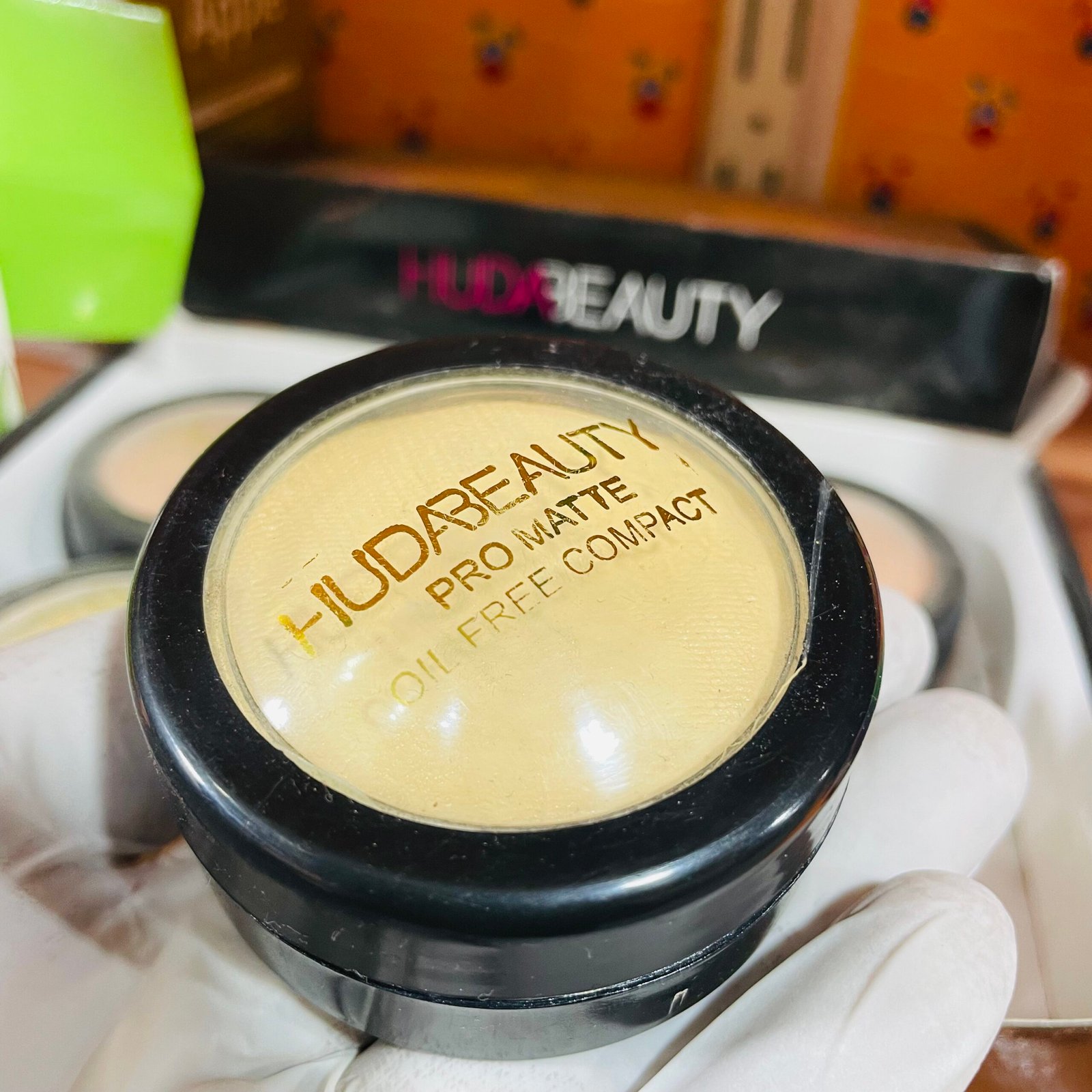 Huda Beauty Pro Matte Oil-Free Compact Powder - Image 4