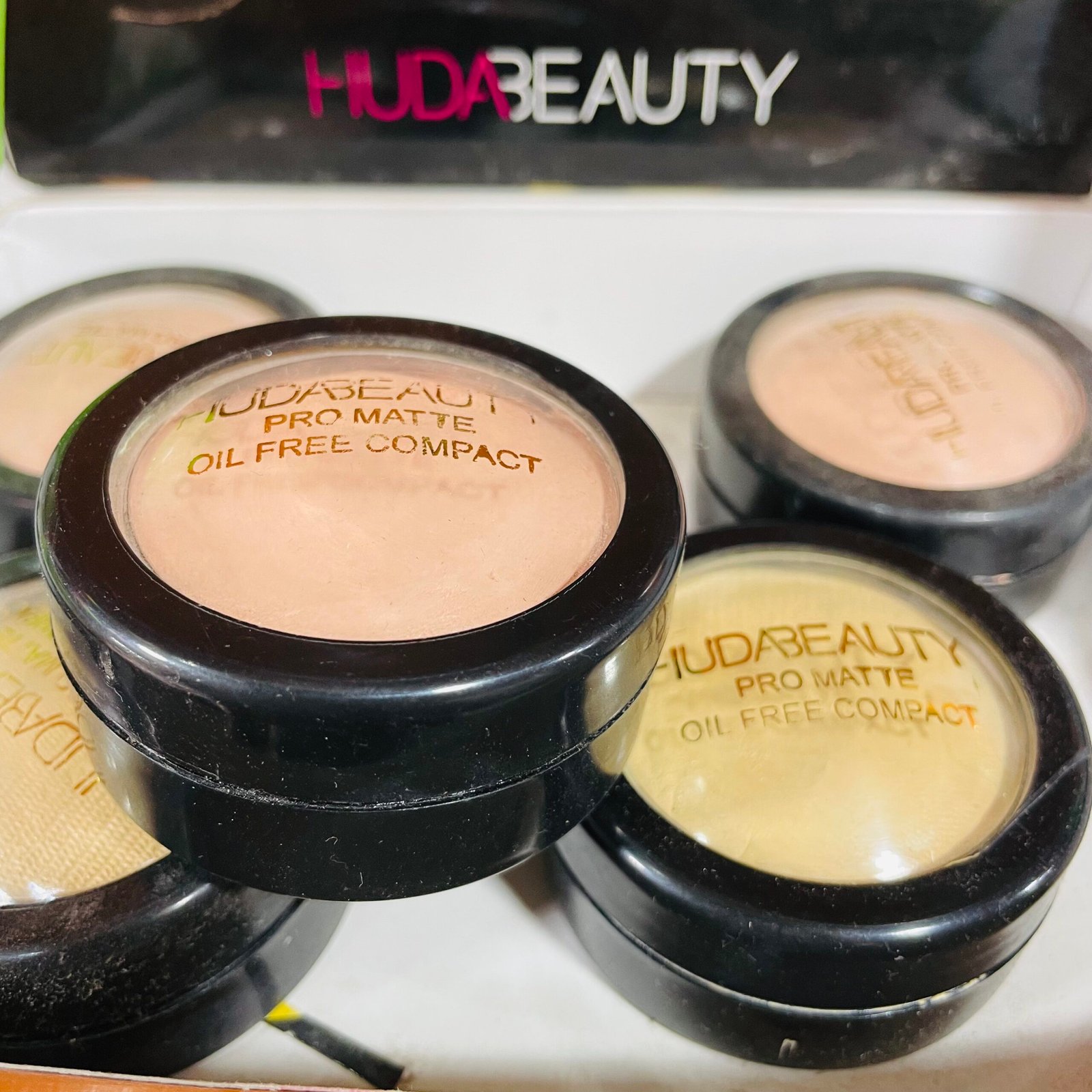Huda Beauty Pro Matte Oil-Free Compact Powder - Image 5