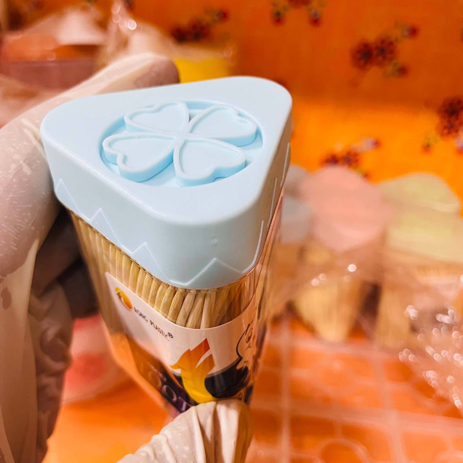 Triangular Toothpick Holder with Clover Design – 400 Picks